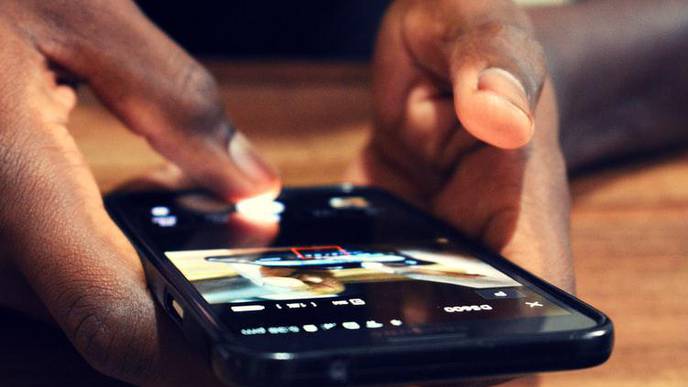 Psychologists Develop 1st Measure of Social Media Impact on Teen Sleep